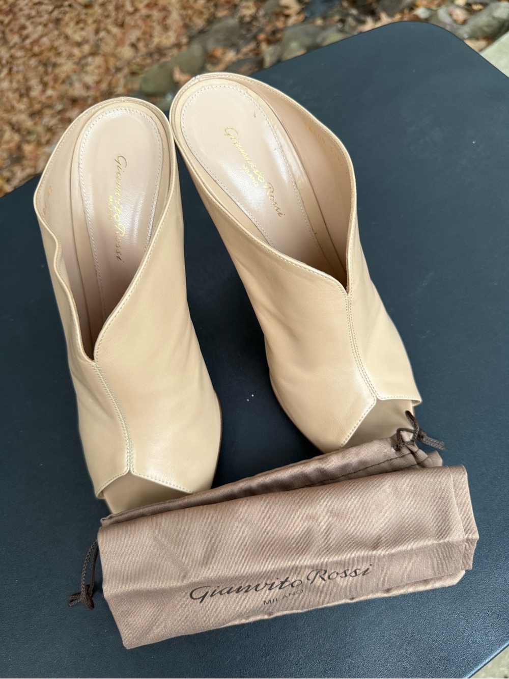 Gianvito Rossi Beige Leather V-Cut Peep-Toe Mules